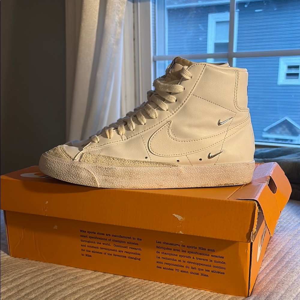 Nike Wmns Blazer Mid '77 SE 'Sisterhood - White Metallic Silver'
